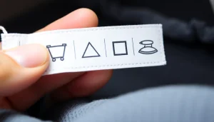 Read more about the article Symbole na metkach ubrań co oznaczają? Deszyfrujemy metki!